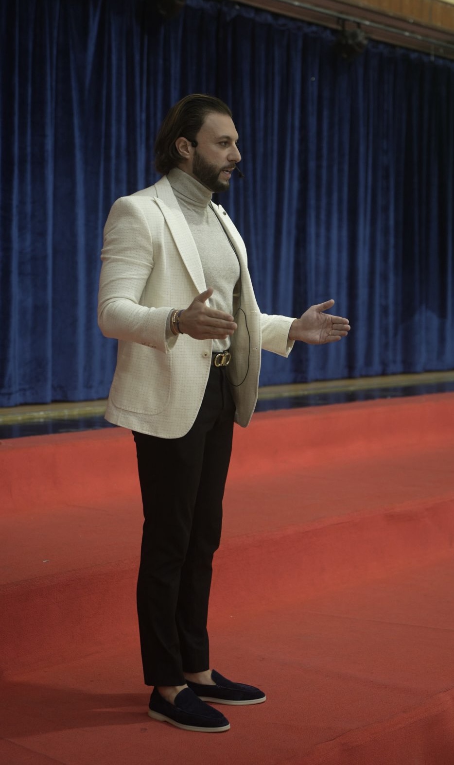 Maher Elusini speaking to a live audience